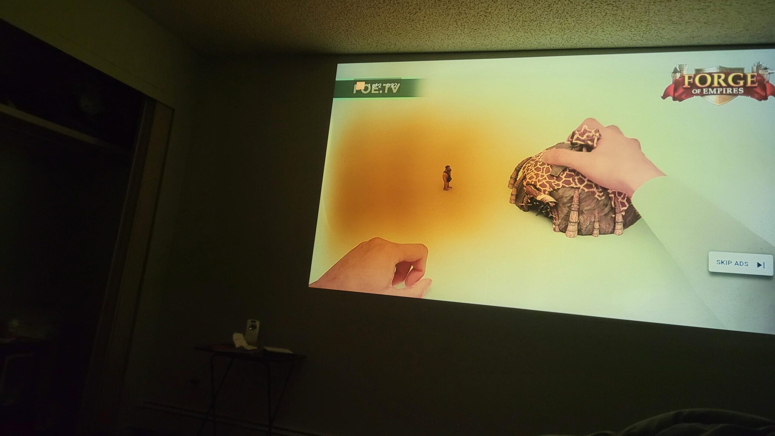 Projeção na parede com defeito de mancha preta no centro da imagem.