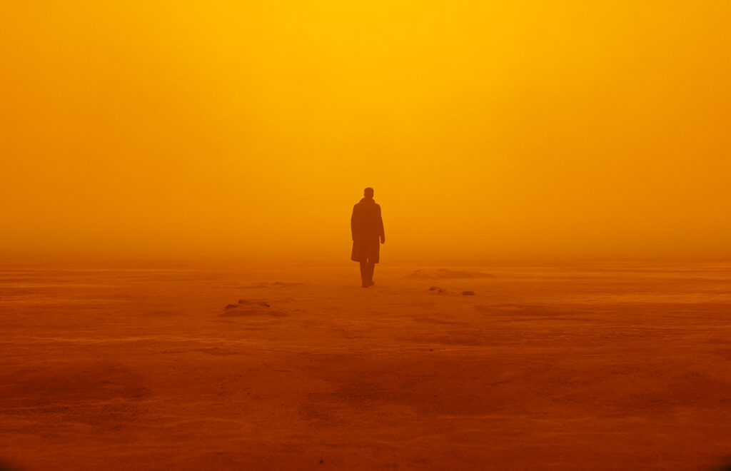 Cena do filme Blade Runner 2049 com neblina laranja densa para teste de contraste em projetor.