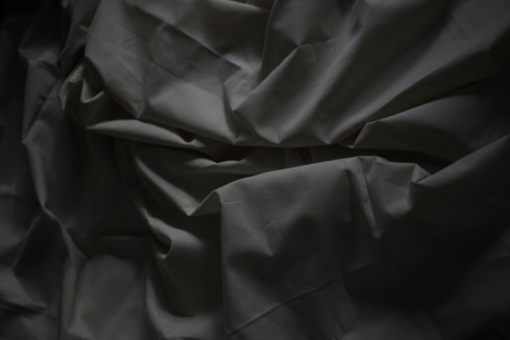 Tela de projeção de tecido barato cheia de dobras e rugas que prejudicam a imagem.