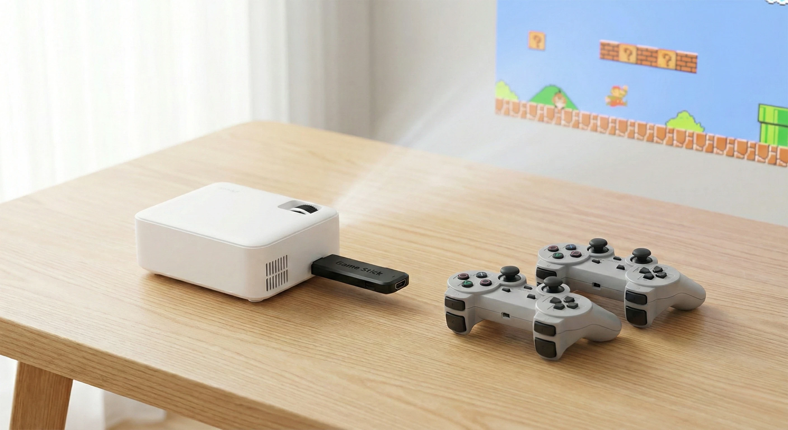 Projetor portátil branco ao lado de um Game Stick HDMI preto e dois controles sem fio retrô sobre uma mesa de madeira.